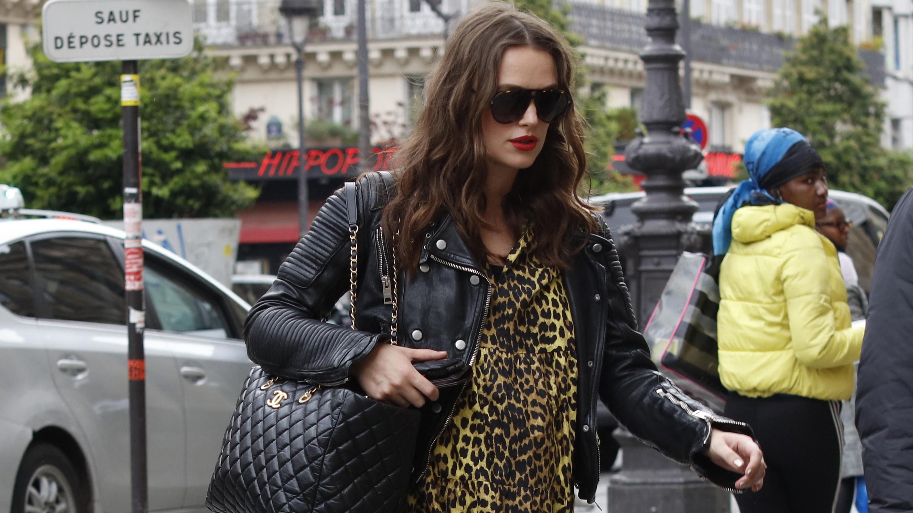 Беременная Кира Найтли засветилась на улицах Парижа в леопардовом платье