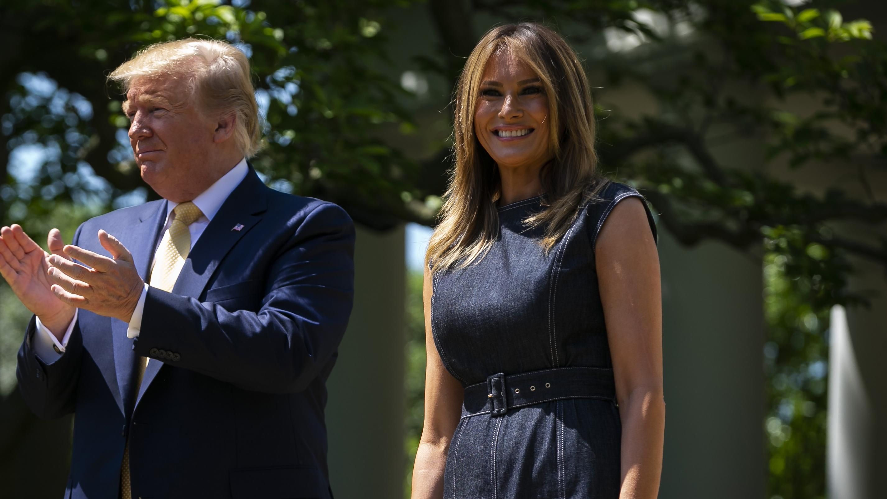 Меланія Трамп обирає денім: перша леді США показує, як носити джинсові сукні Меланія Трамп обирає денім: перша леді США показує, як носити джинсові сукні