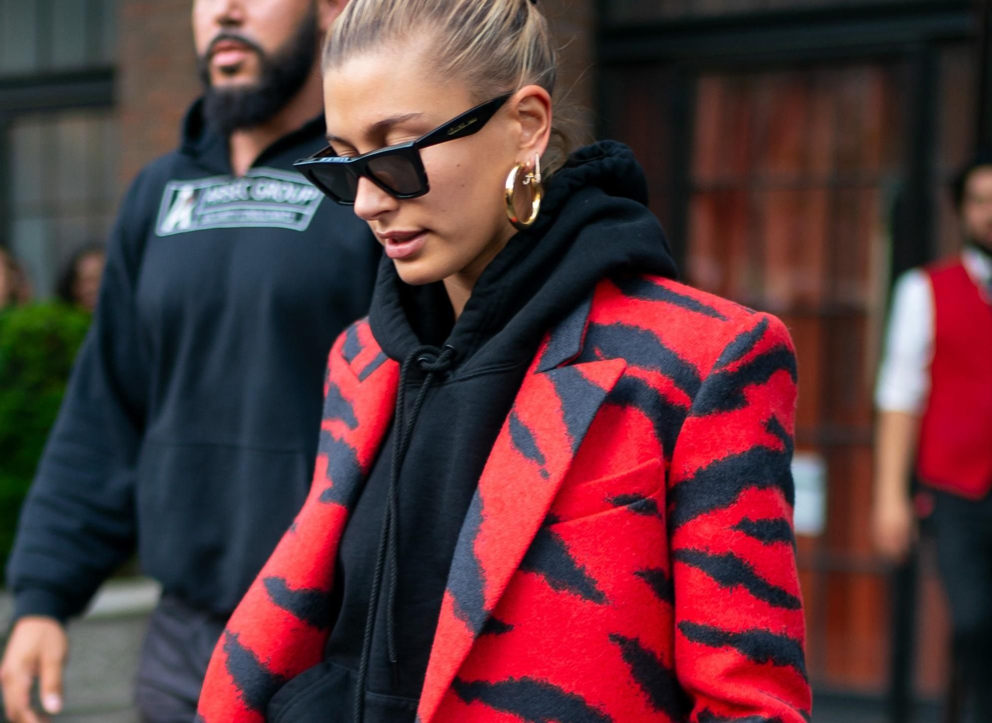 В толстовке и на каблуках: оденься на прогулку, как Хейли Бибер В толстовке и на каблуках: оденься на прогулку, как Хейли Бибер