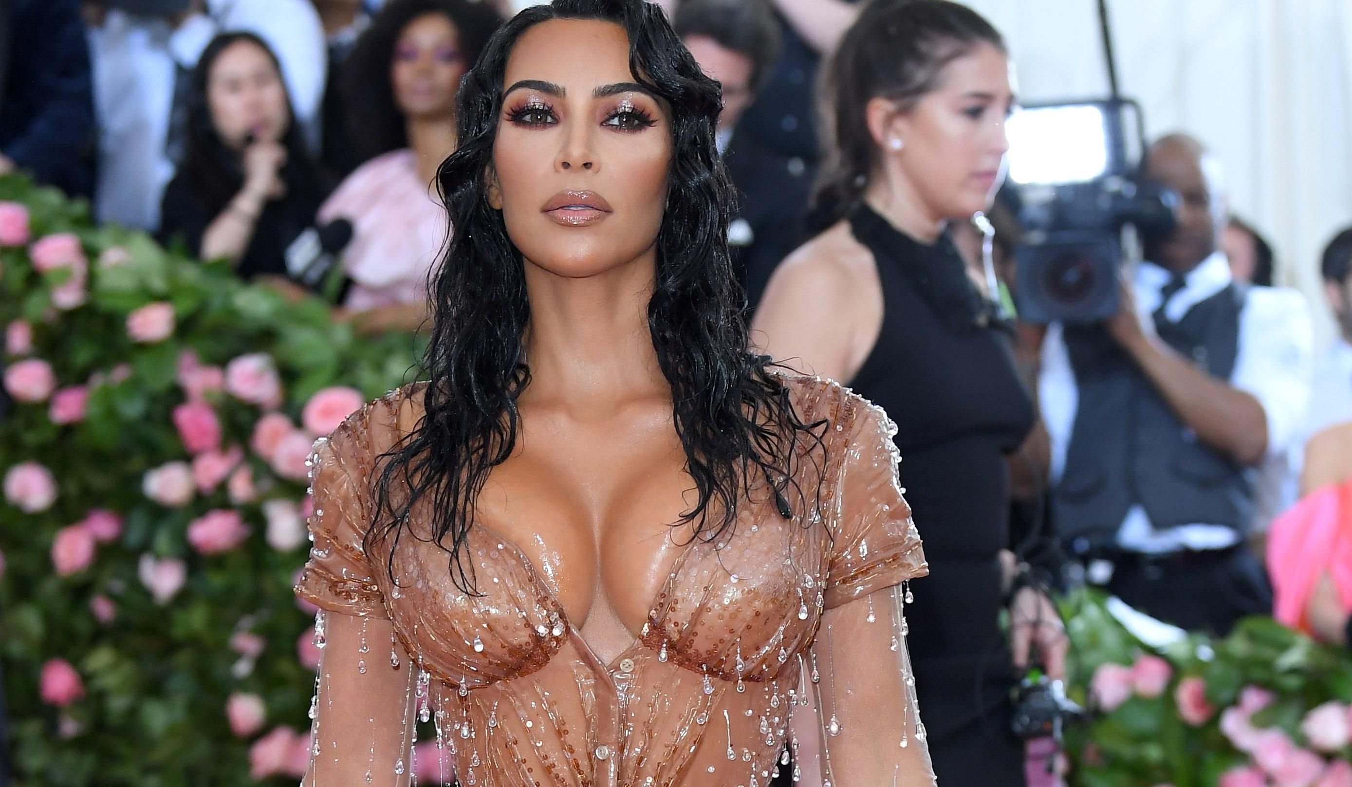 Как на Ким Кардашян надевали "мокрое" платье для Met Gala: видео Как на Ким Кардашян надевали "мокрое" платье для Met Gala: видео
