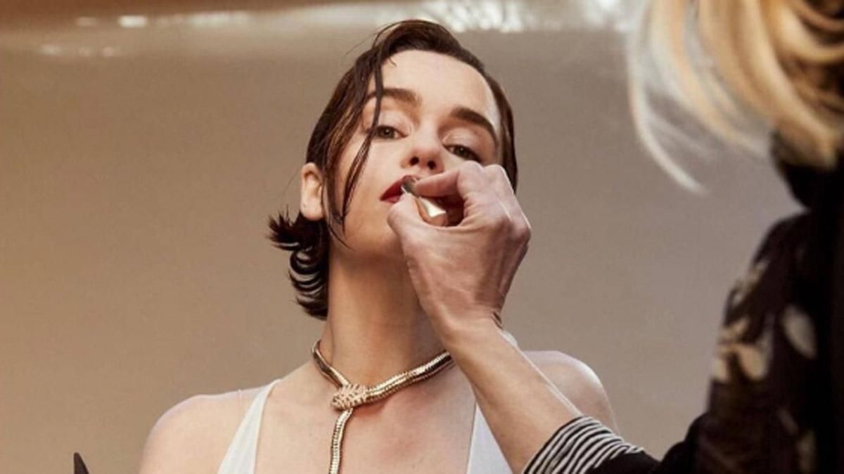 Звезда "Игры престолов" Эмилия Кларк примерила необычный образ для глянца: фото Звезда "Игры престолов" Эмилия Кларк примерила необычный образ для глянца: фото