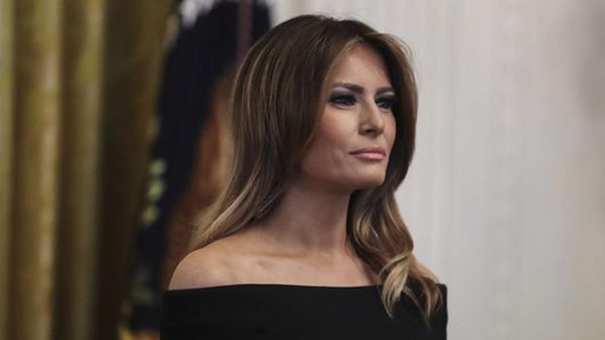 В элегантном платье и на каблуках: Мелания Трамп встретилась с представителями Microsoft В элегантном платье и на каблуках: Мелания Трамп встретилась с представителями Microsoft