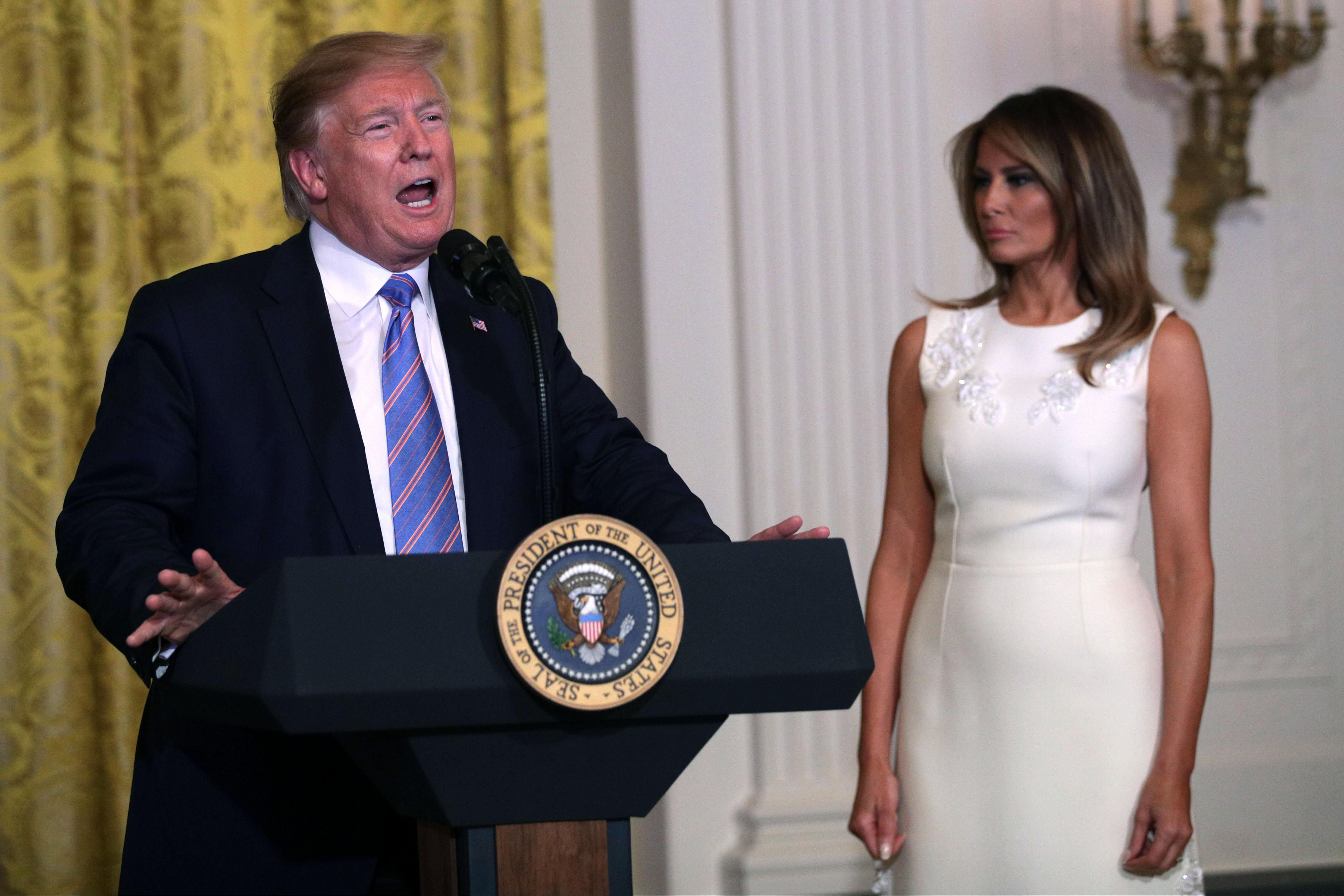 Меланія Трамп одягнула сукню без спідньої білизни на офіційний прийом: фото Меланія Трамп одягнула сукню без спідньої білизни на офіційний прийом: фото