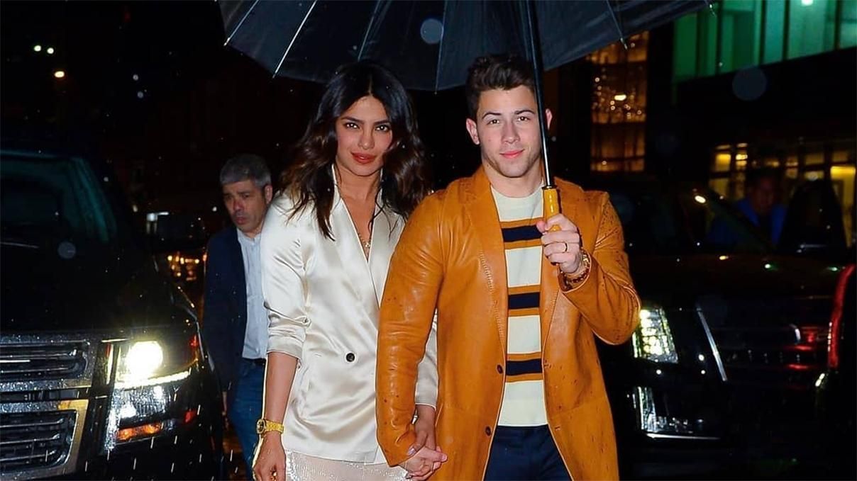 У трендовому білому: Пріянка Чопра засвітила другий образ у Нью-Йорку
У трендовому білому: Пріянка Чопра засвітила другий образ у Нью-Йорку