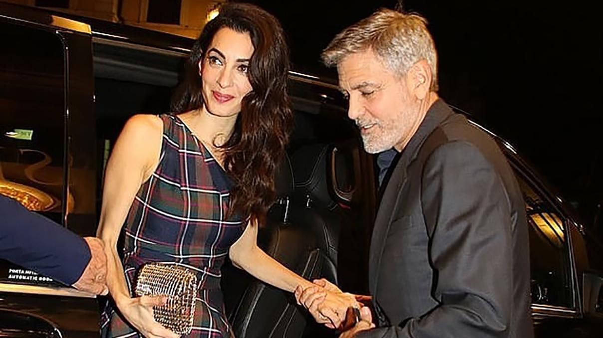 Амаль Клуни выбирает наряды на одно плечо: очередной стильный выход знаменитой юристки