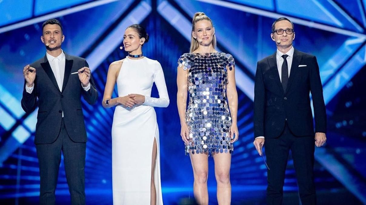 У білому максі та яскравому міні: ведучі Євробачення-2019 відкрили перший півфінал
