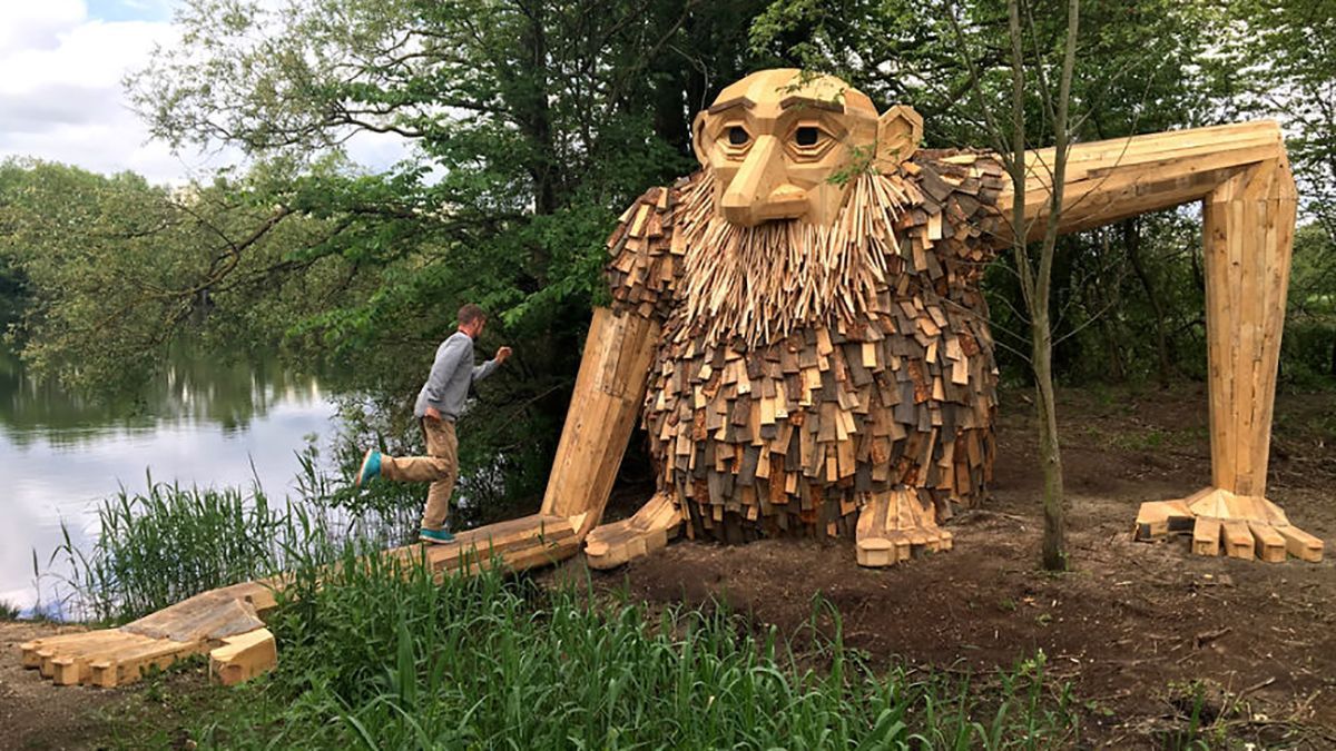 Художник "спрятал" в лесах Дании дружелюбных великанов: забавные фото Художник "спрятал" в лесах Дании дружелюбных великанов: забавные фото