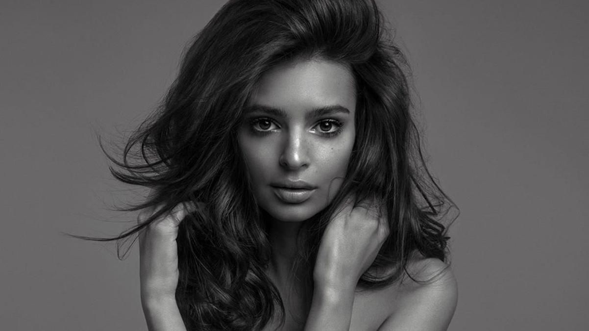 Повністю гола Емілі Ратажковскі протестувала проти скандального закону: деталі Повністю гола Емілі Ратажковскі протестувала проти скандального закону: деталі