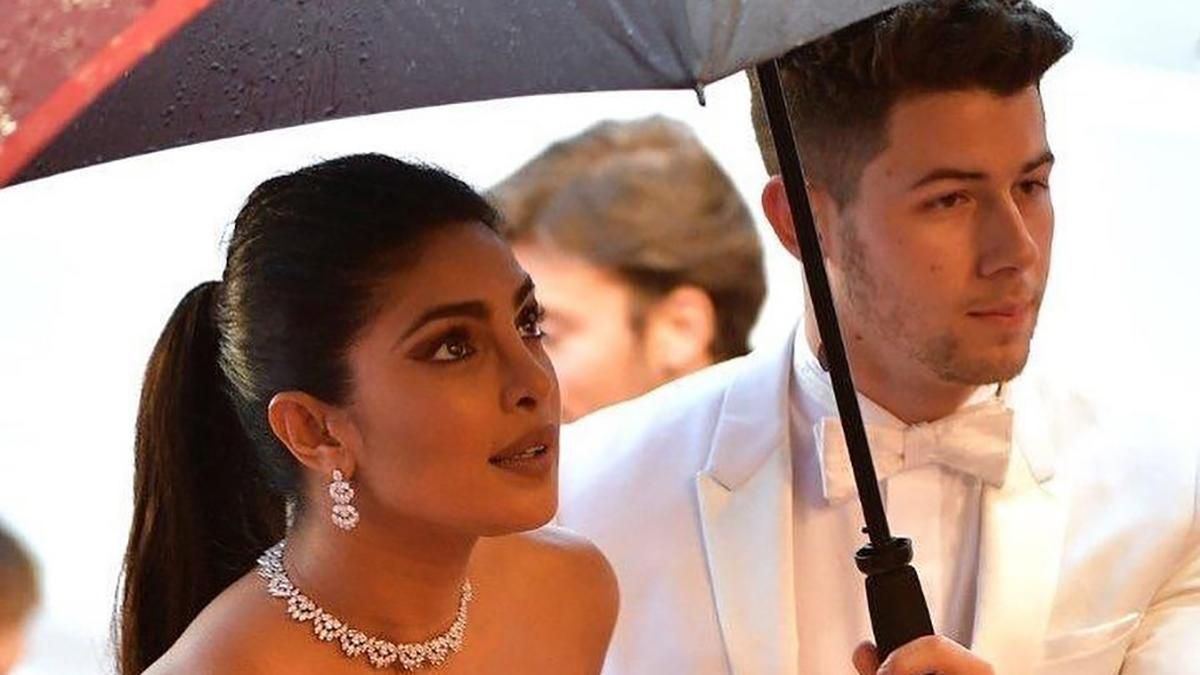 Як наречена: акторка Пріянка Чопра приголомшила розкішним образом у Каннах Як наречена: акторка Пріянка Чопра приголомшила розкішним образом у Каннах