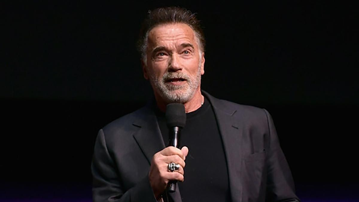 На Арнольда Шварценеггера напали під час поїздки в Африку: відео На Арнольда Шварценеггера напали під час поїздки в Африку: відео