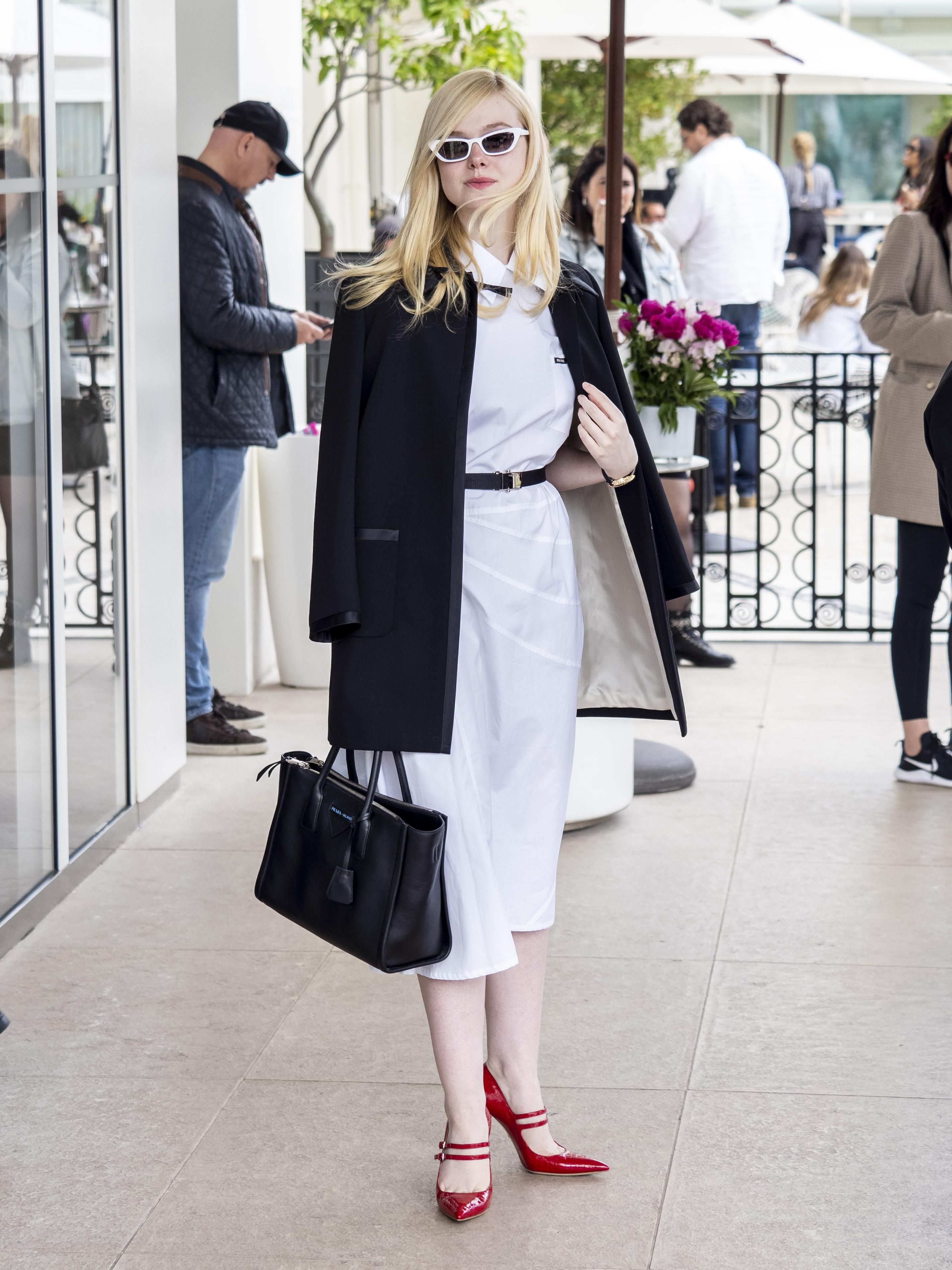 Как стильно носить красные туфли в стиле 60-х: пример Эль Фаннинг Как стильно носить красные туфли в стиле 60-х: пример Эль Фаннинг