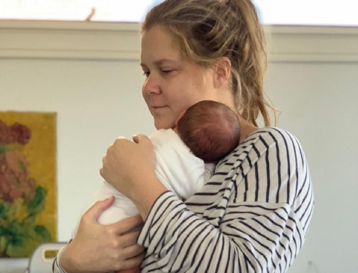 Материнство без фільтрів: Емі Шумер показала відверті знімки з молоковідсмоктувачами