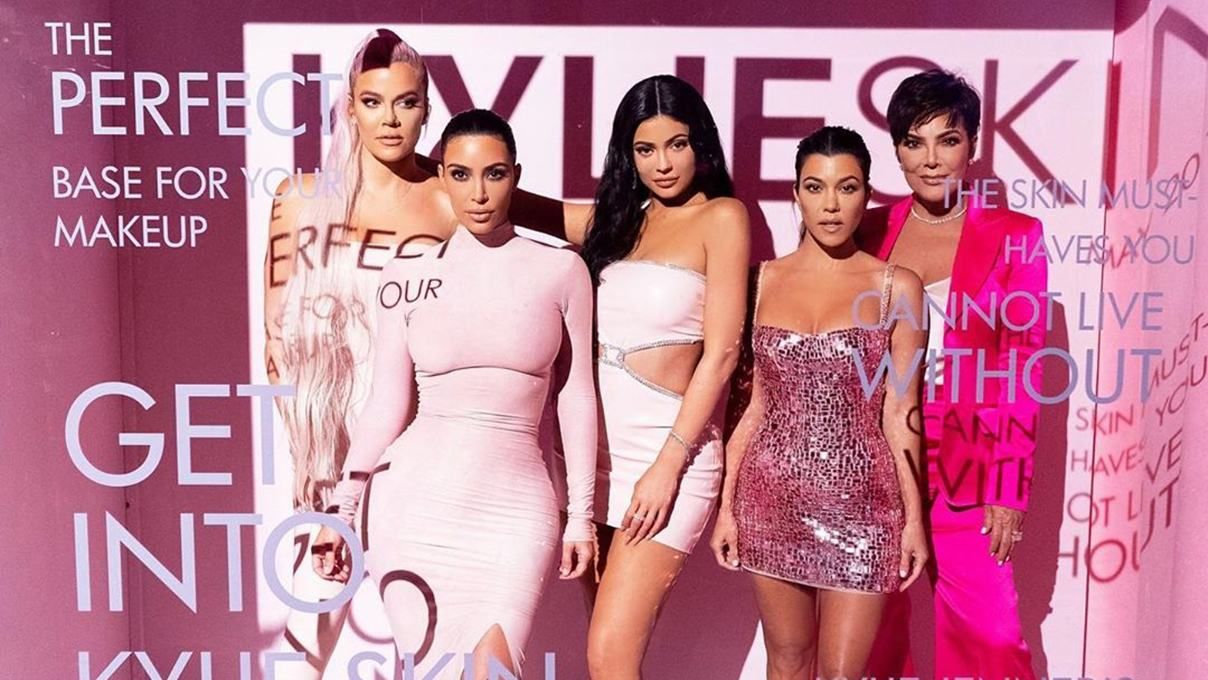 У латексі, міні і максі: сестри Кардашян-Дженнер сексуально представили нову колекцію косметики У латексі, міні і максі: сестри Кардашян-Дженнер сексуально представили нову колекцію косметики