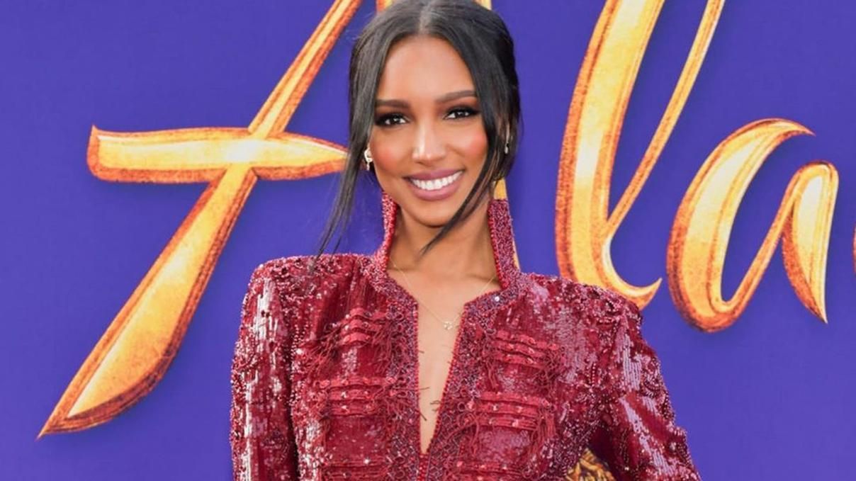 Жасмін Тукс продемонструвала довгі стрункі ноги на прем'єрі фільму "Аладдін" Жасмін Тукс продемонструвала довгі стрункі ноги на прем'єрі фільму "Аладдін"