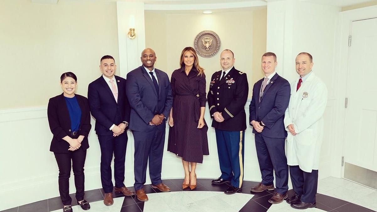 В стильном платье и туфлях-лодочках: Мелания Трамп посетила раненых военнослужащих В стильном платье и туфлях-лодочках: Мелания Трамп посетила раненых военнослужащих