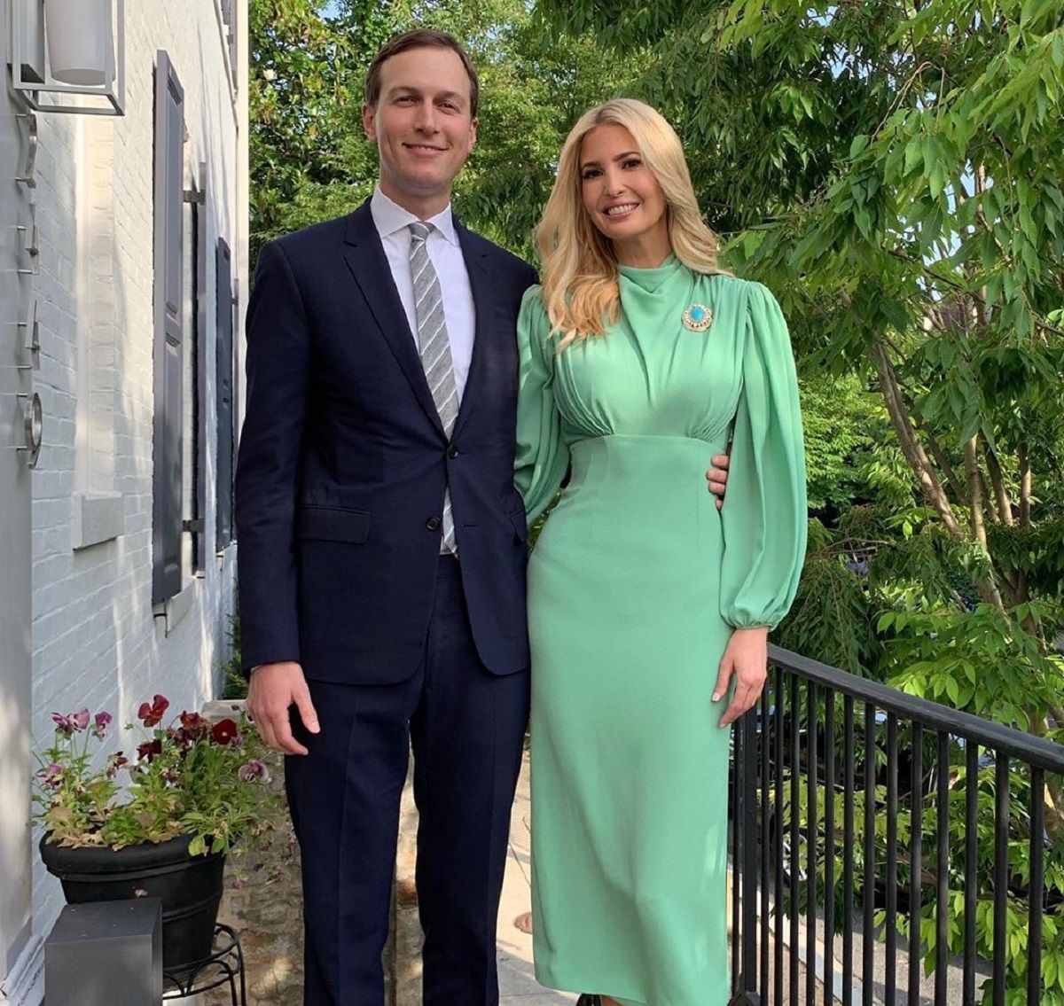 С чем носить платье мятного цвета: пример Иванки Трамп С чем носить платье мятного цвета: пример Иванки Трамп