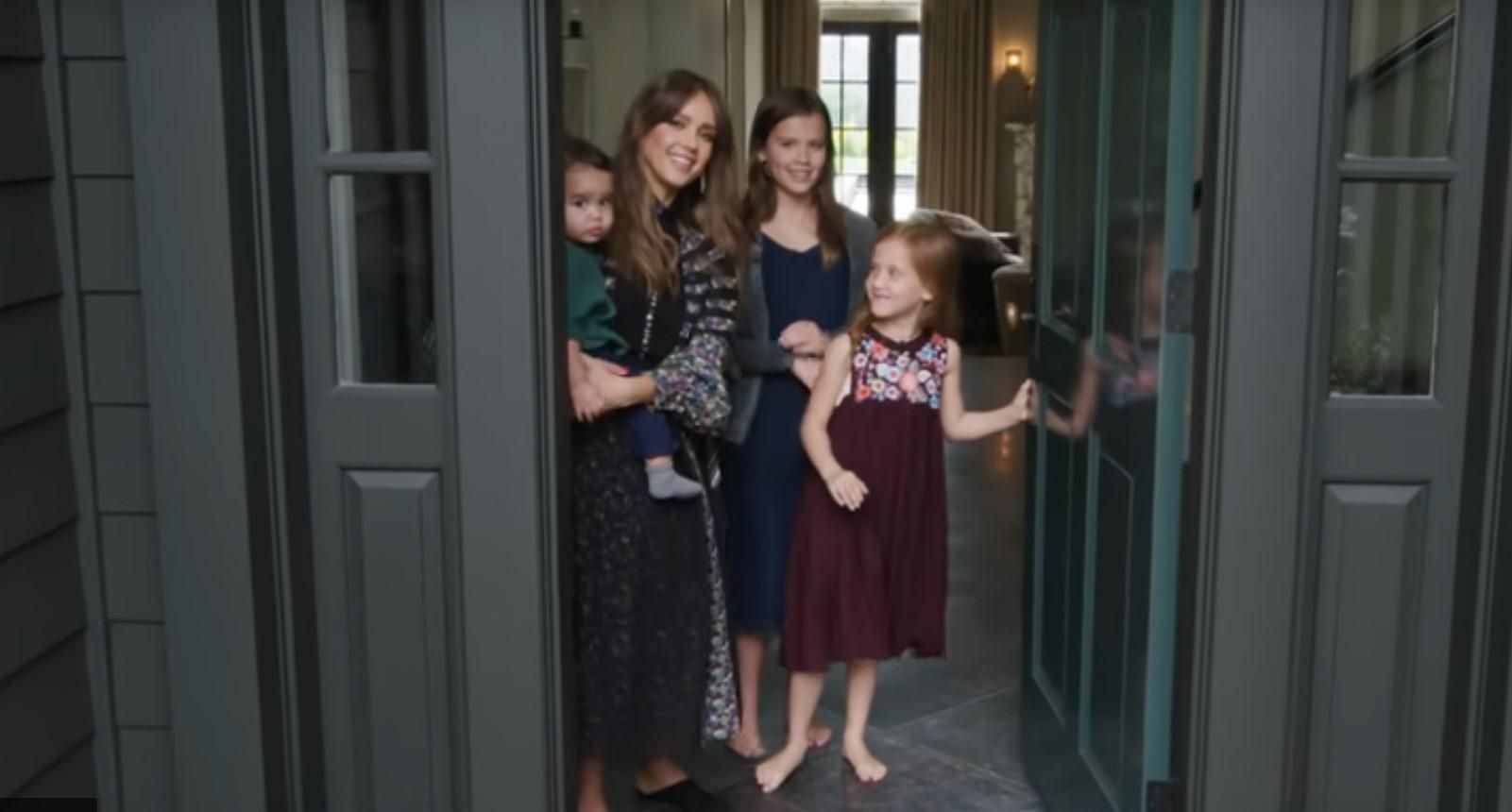 Джессика Альба с детьми провела экскурсию по роскошному поместью в Калифорнии: фото, видео