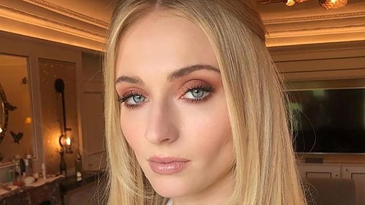 Звезда "Игры престолов" Софи Тернер изменилась до неузнаваемости: фото Звезда "Игры престолов" Софи Тернер изменилась до неузнаваемости: фото