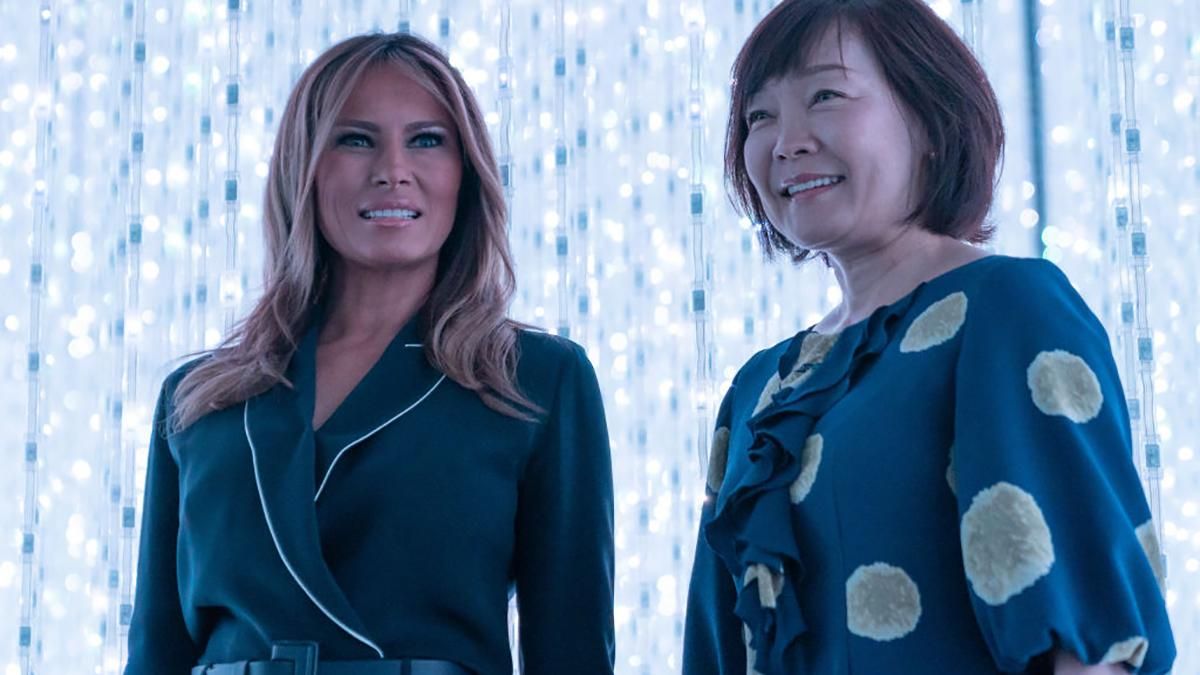 Мелания Трамп осуществила первый публичный выход в поездке в Японию: потрясающие фото Мелания Трамп осуществила первый публичный выход в поездке в Японию: потрясающие фото