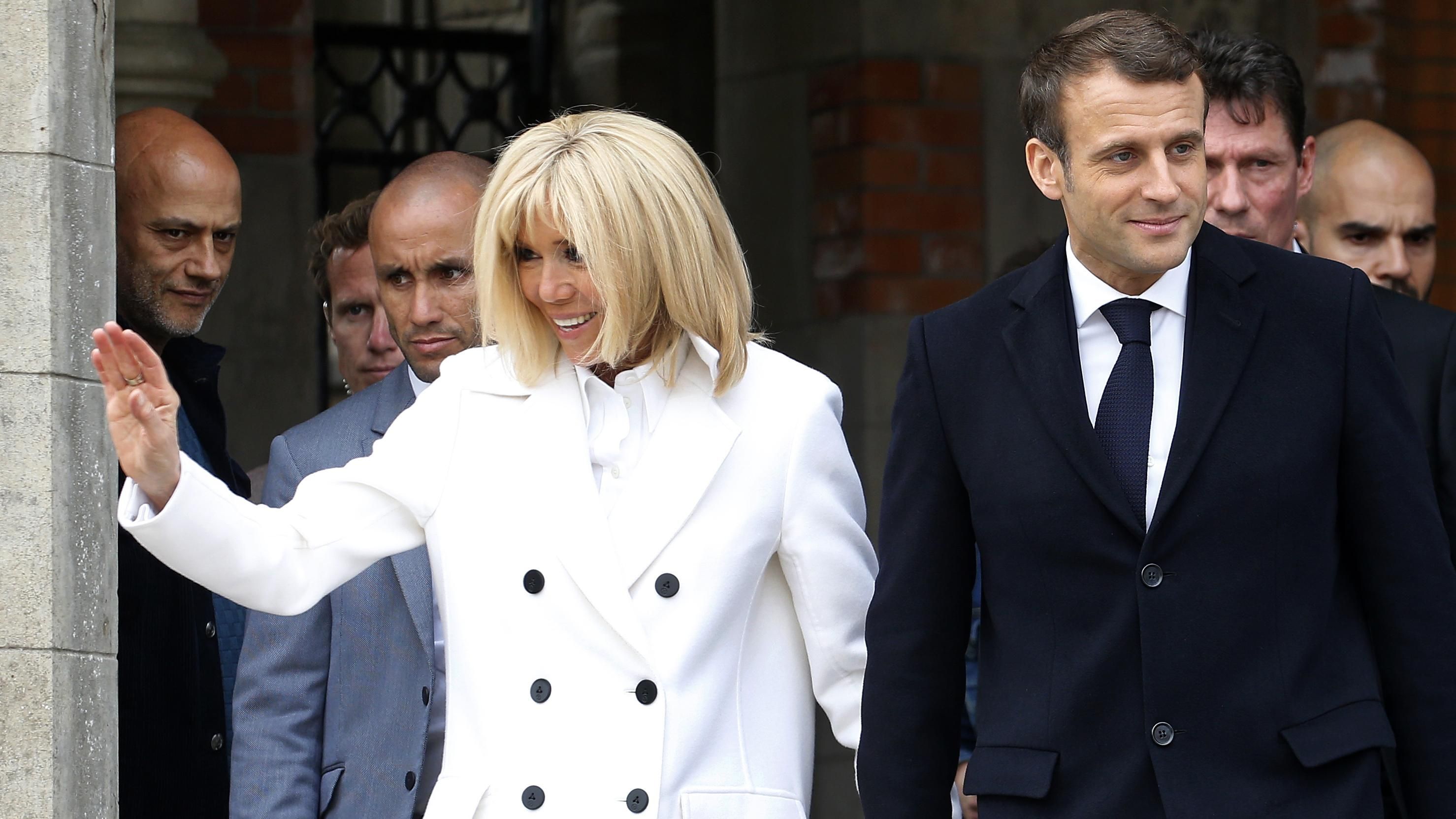 В улюбленому білому пальто: Бріджит Макрон прийшла на вибори Європарламенту у Франції