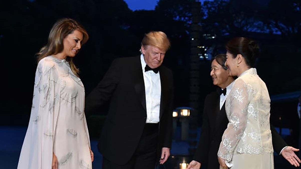 Платье в стиле кимоно: Мелания Трамп показала особенный образ на встрече с императором Японии
