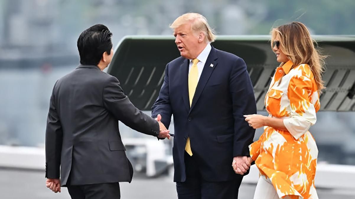 В ярком тренчи и туфлях: Мелания Трамп встретилась с американскими военными в Японии