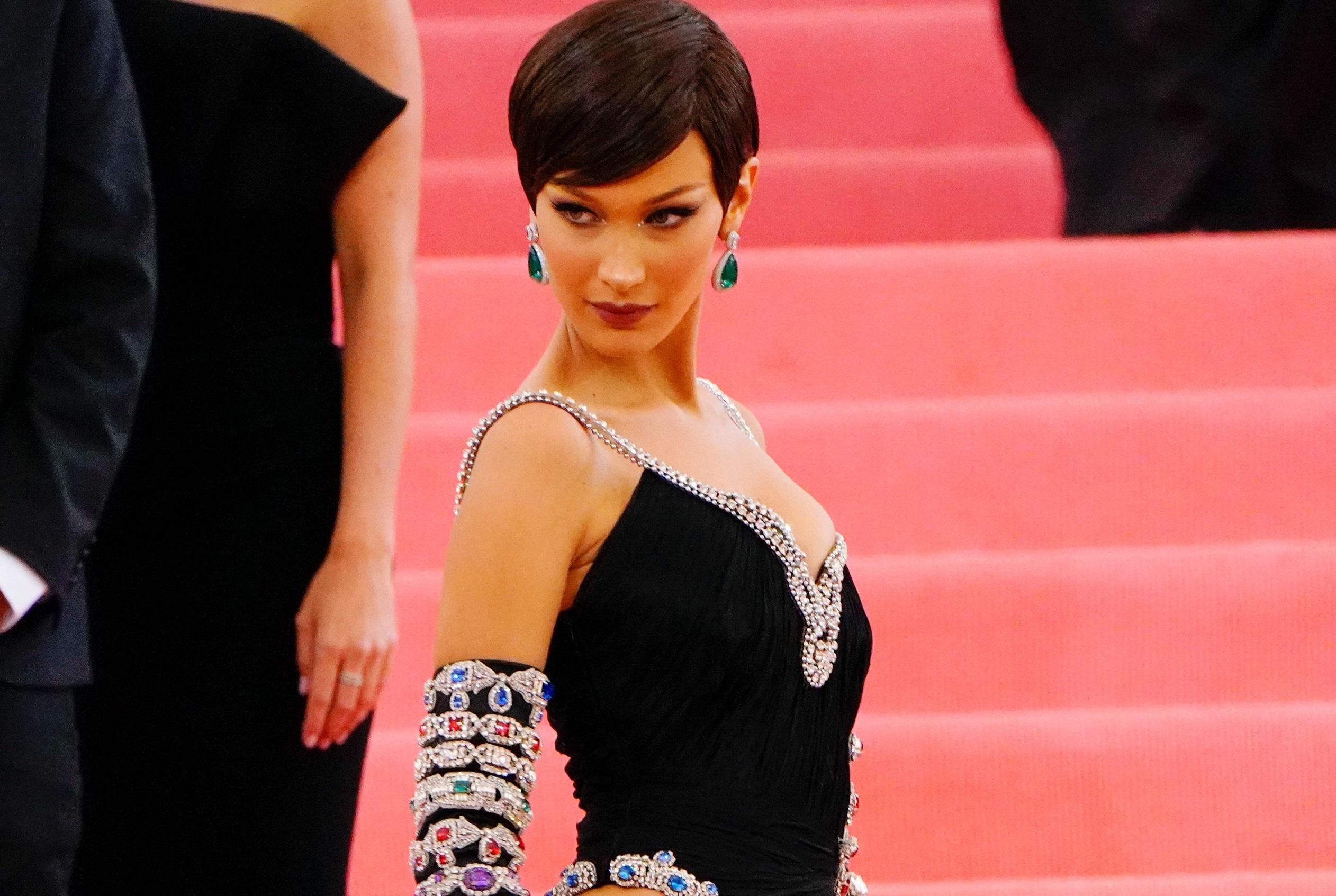 У шкіряній білизні: Белла Хадід приголомшила мережу провокативним образом – фото У шкіряній білизні: Белла Хадід приголомшила мережу провокативним образом – фото