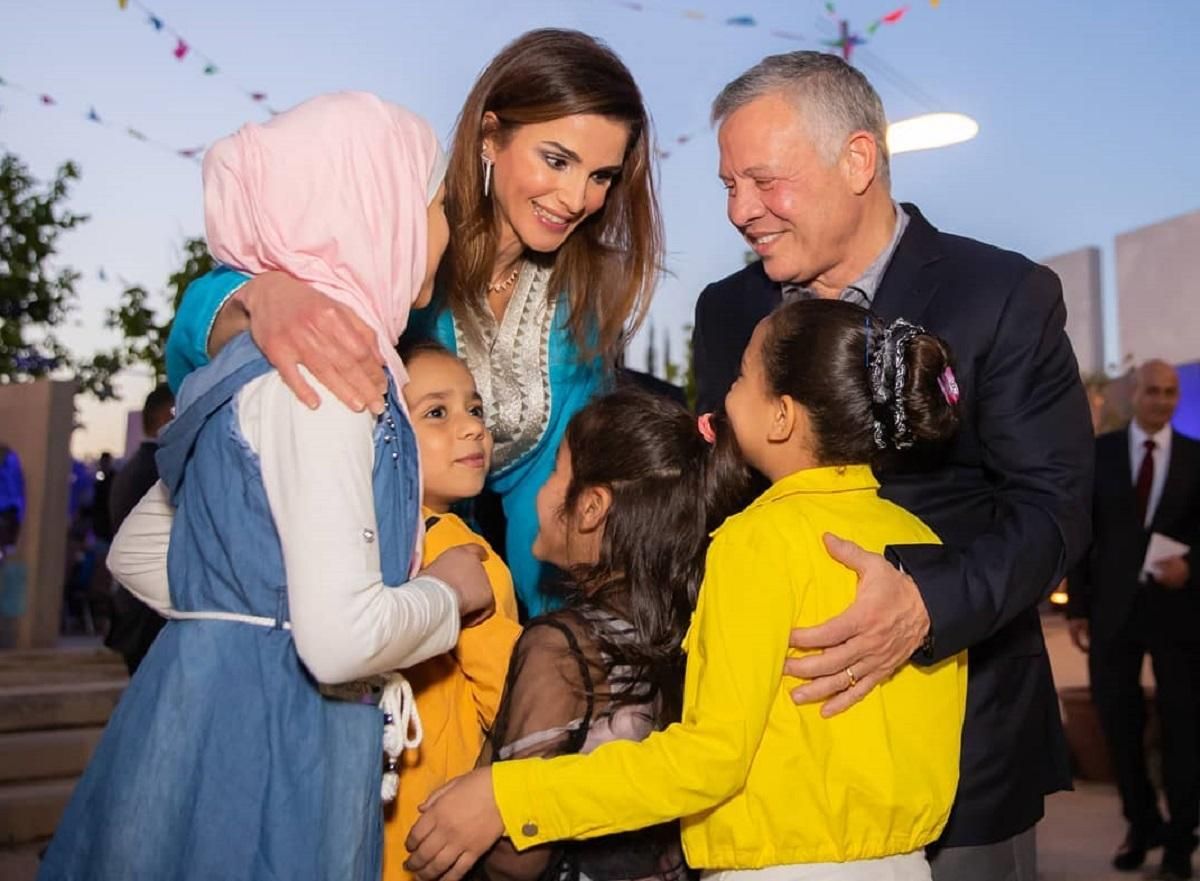 В блакитній традиційній сукні: королева Йорданії приміряла стильне вбрання для вечері В блакитній традиційній сукні: королева Йорданії приміряла стильне вбрання для вечері