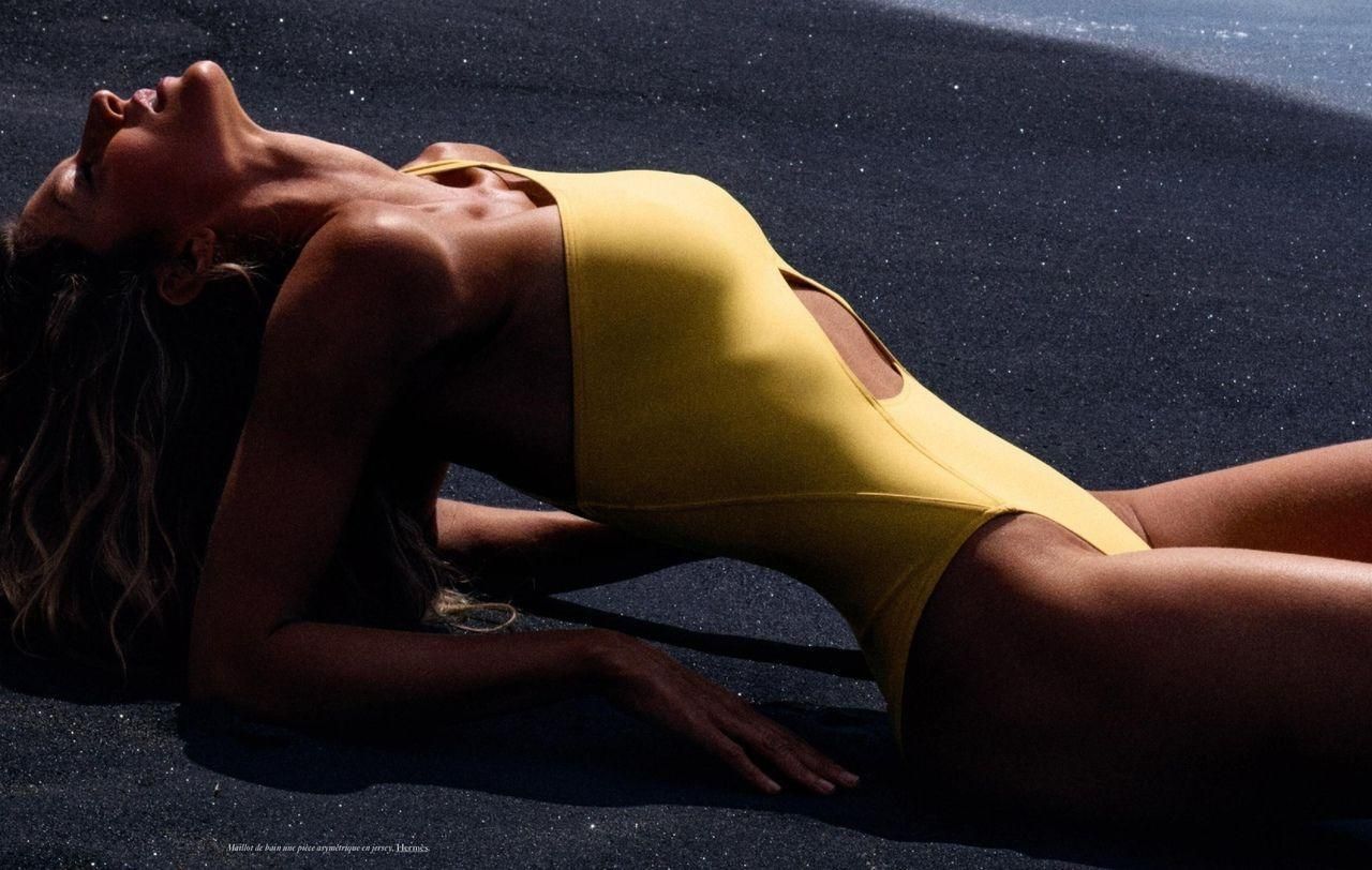 Жизель Бюндхен снялась в соблазнительных пляжных образах для Vogue Paris: горячие фото