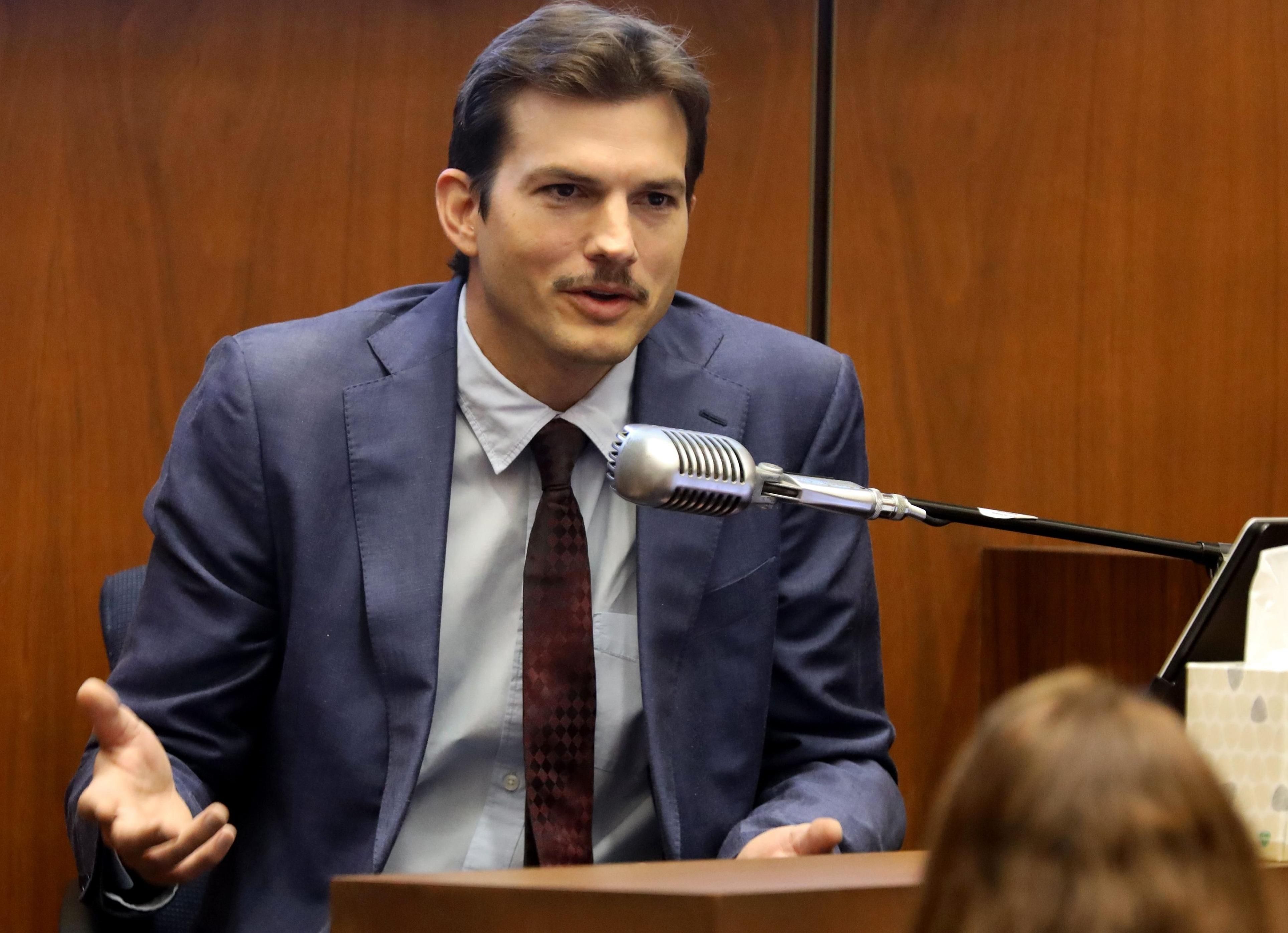 Эштон Катчер выступил свидетелем в суде относительно зверского убийства его экс-девушки Эштон Катчер выступил свидетелем в суде относительно зверского убийства его экс-девушки