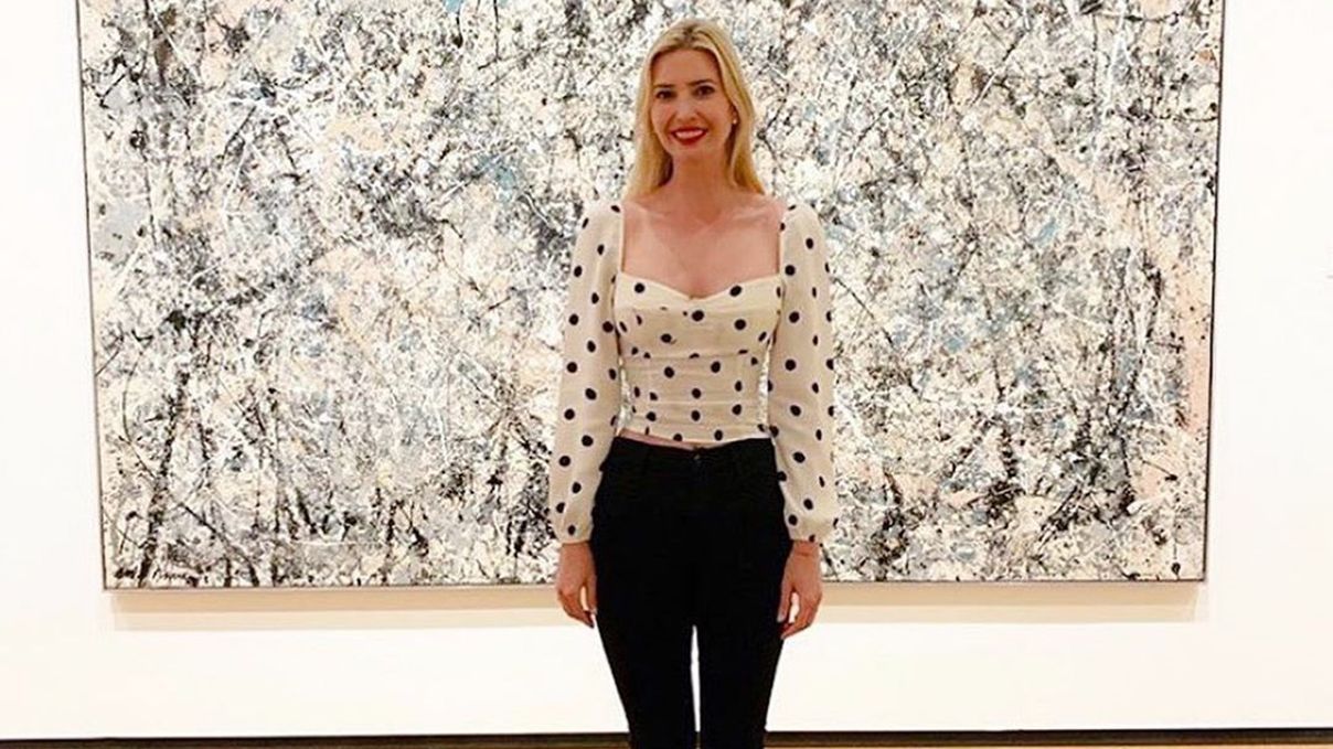 Иванка Трамп посетила картинную галерею в стильной блузе в горох