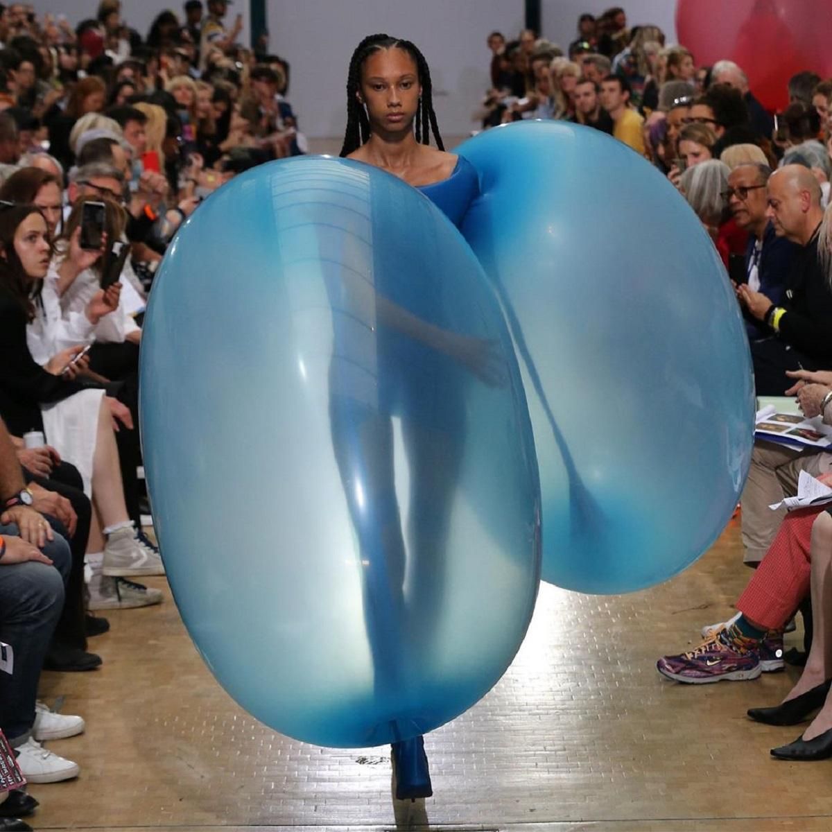 В надувных шарах из каучука: мир шокировал странный показ молодого дизайнера – видео