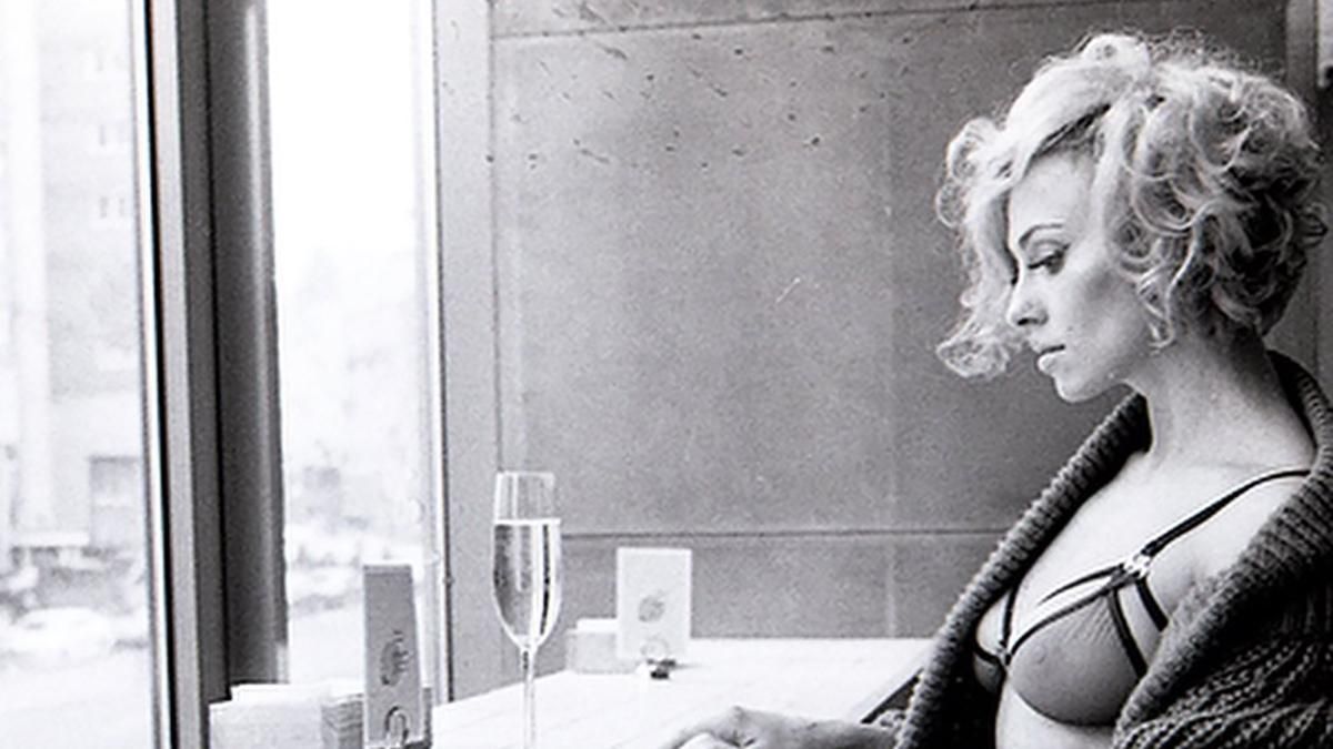 В горячем белье и с белокурыми волосами: экс-вокалистка NIKITA примерила образ Мэрилин Монро