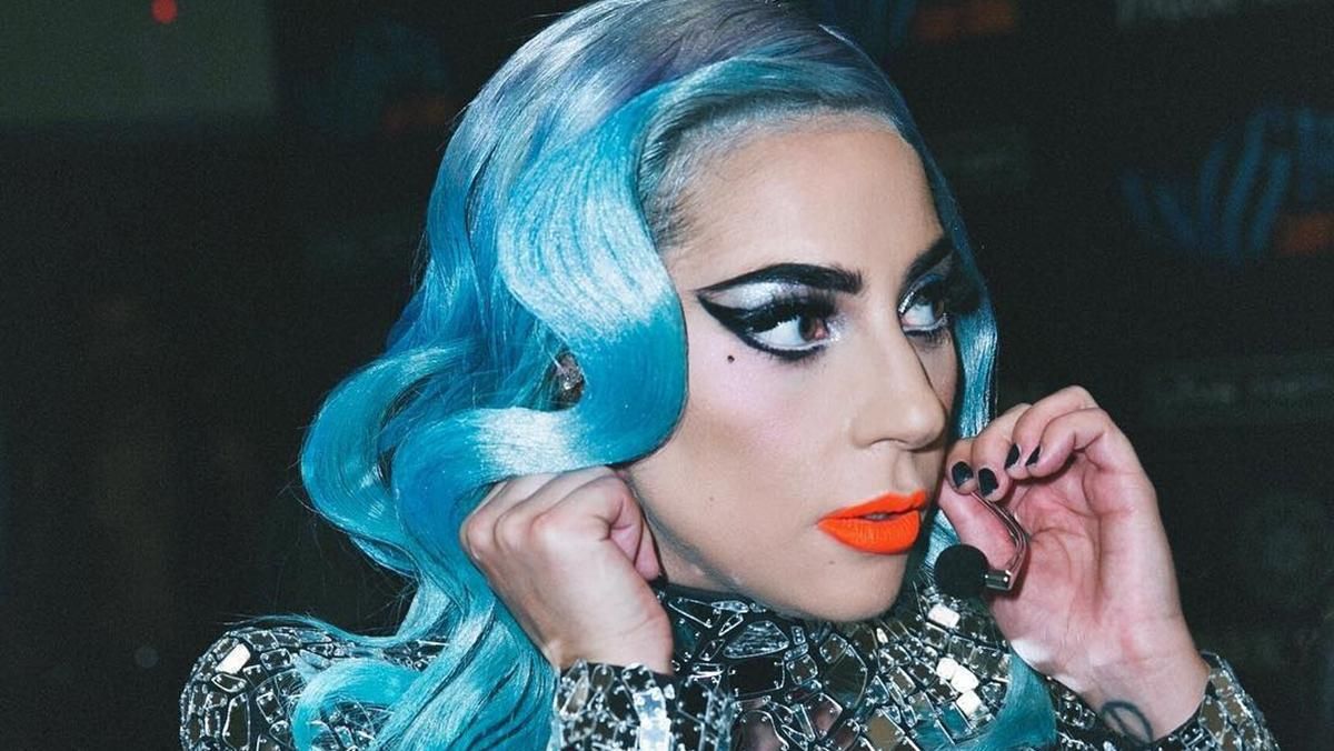 Леди Гага чуть не упала посреди концерта: курьезное видео