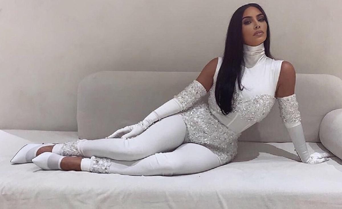 В облегающем белом комбинезоне: горячий образ Ким Кардашян В облегающем белом комбинезоне: горячий образ Ким Кардашян