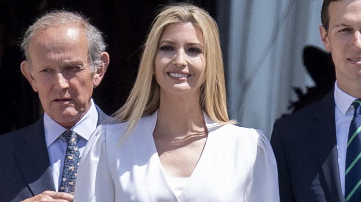 Вслед за Меланией: Иванка Трамп засветила грудь в Букингемском дворце – фотодоказательство Вслед за Меланией: Иванка Трамп засветила грудь в Букингемском дворце – фотодоказательство