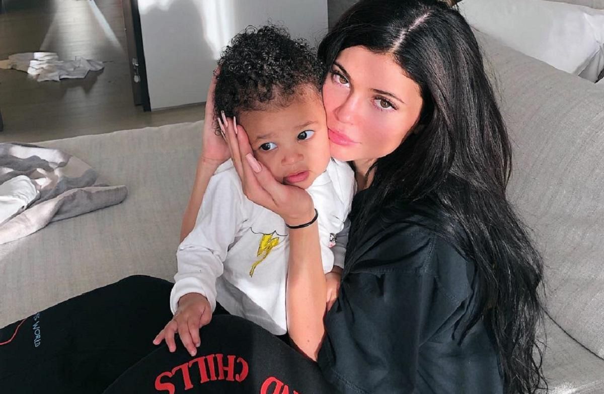 Однорічну дочку Кайлі Дженнер госпіталізували з алергією: подробиці Однорічну дочку Кайлі Дженнер госпіталізували з алергією: подробиці