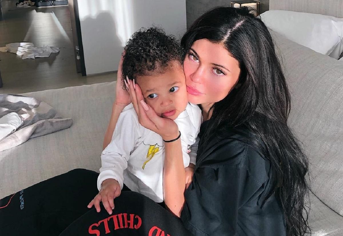 Годовалую дочь Кайли Дженнер госпитализировали с аллергией: подробности Годовалую дочь Кайли Дженнер госпитализировали с аллергией: подробности