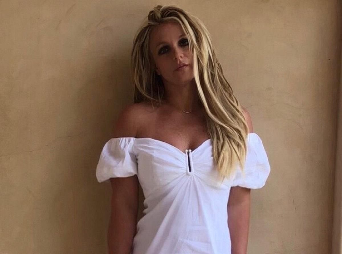 Після лікування у психлікарні Брітні Спірс станцювала зі змією: шалене відео Після лікування у психлікарні Брітні Спірс станцювала зі змією: шалене відео