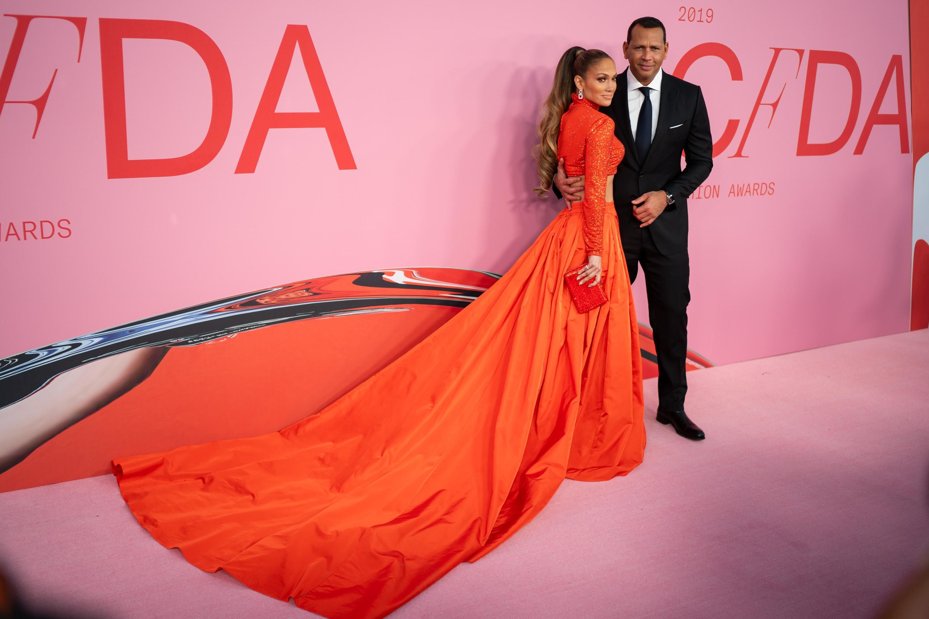 Икона стиля Дженнифер Лопес похвасталась стальным прессом на церемонии CFDA Fashion Awards