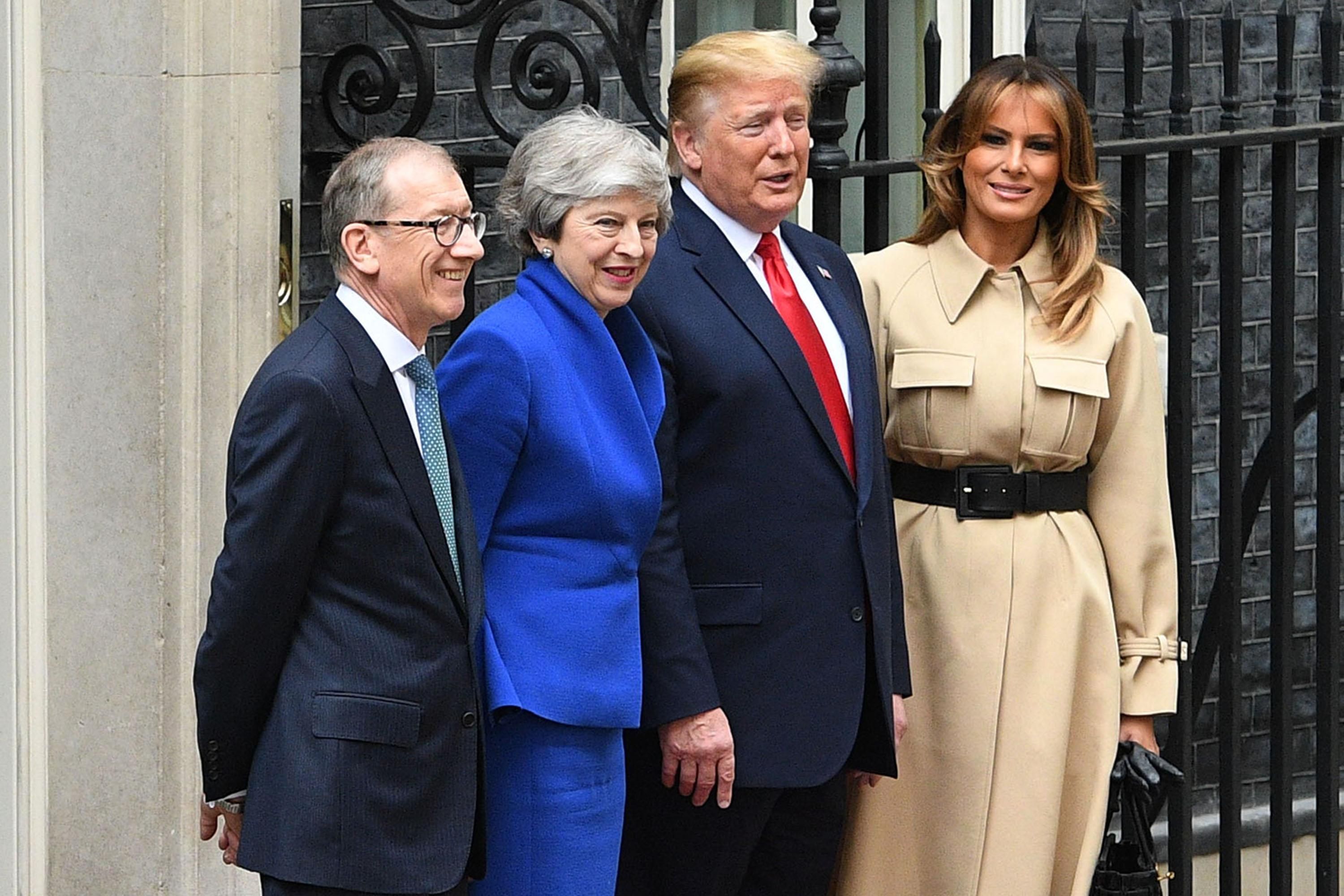 В стильном тренче: Мелания и Дональд Трамп встретились с Терезой Мэй В стильном тренче: Мелания и Дональд Трамп встретились с Терезой Мэй