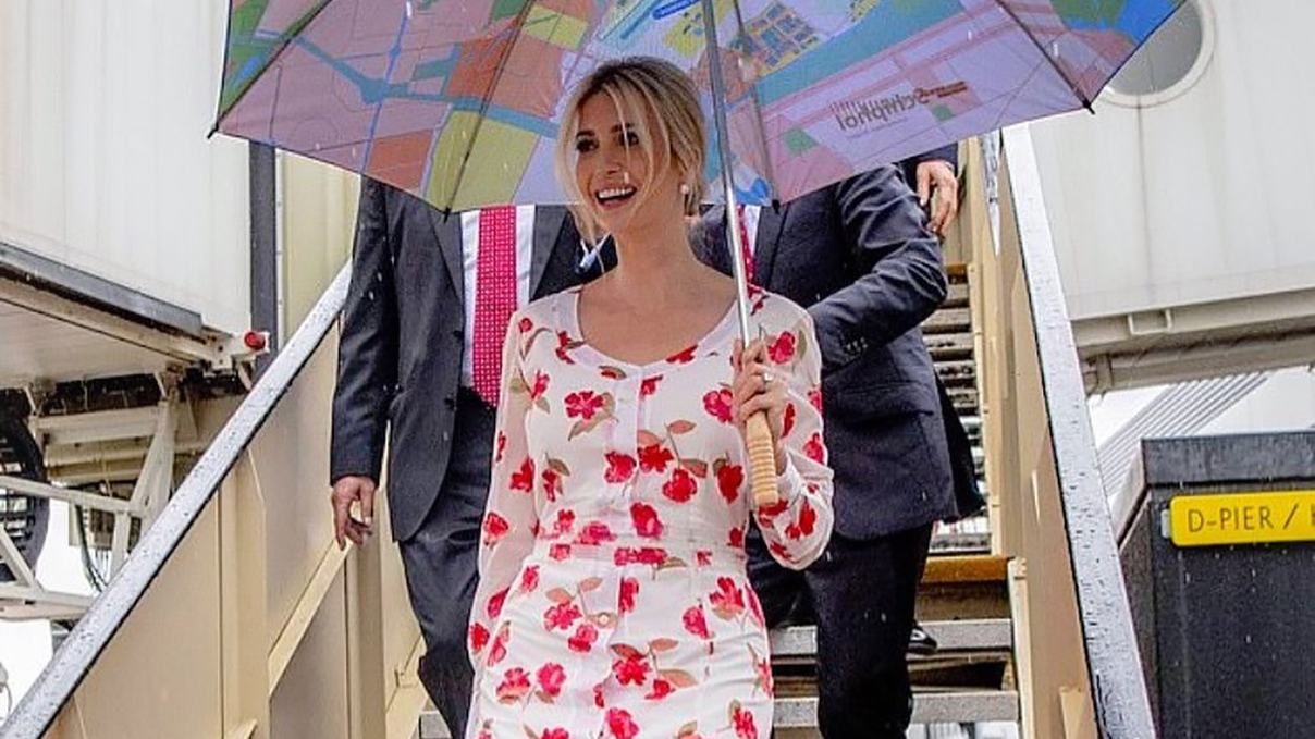 У якій сукні Іванка Трамп покинула Великобританію: стильні фото з аеропорту У якій сукні Іванка Трамп покинула Великобританію: стильні фото з аеропорту