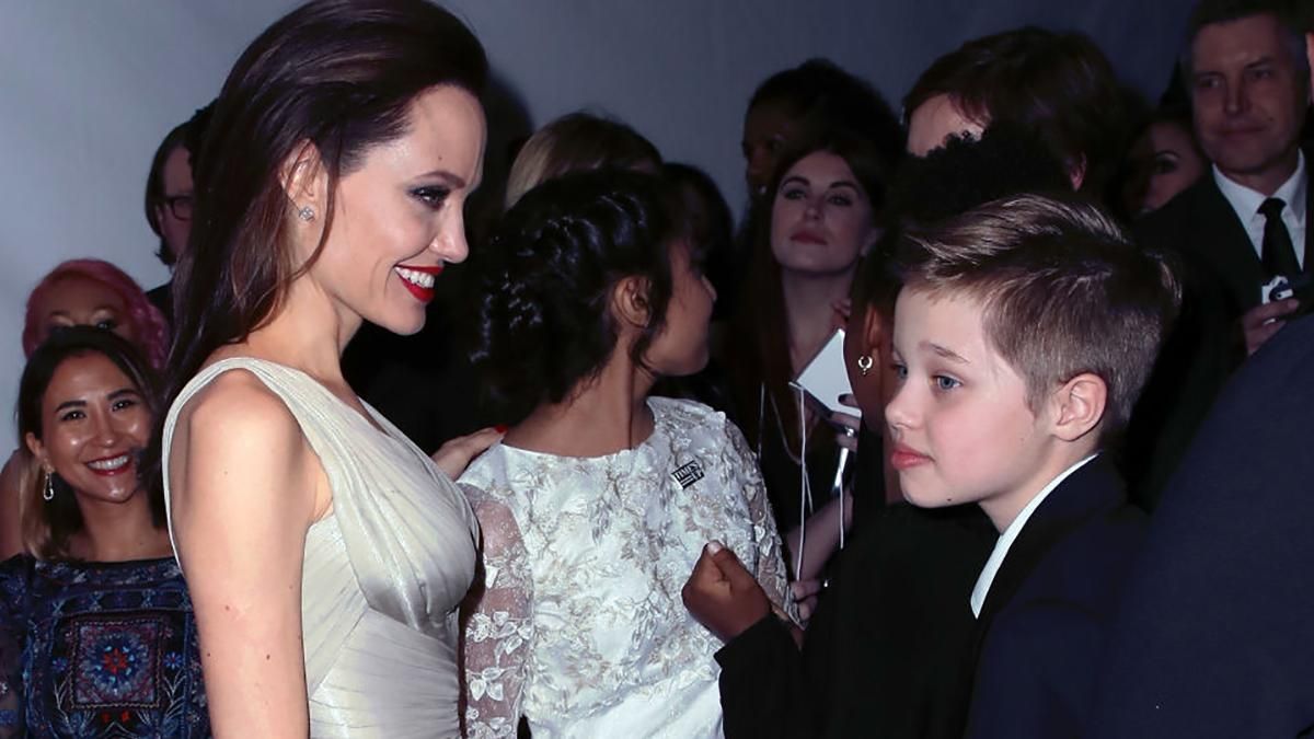 Дочь Анджелины Джоли и Брэда Питта готовится к смене пола, – СМИ