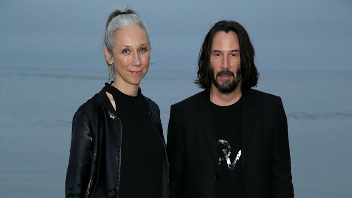 Киану Ривз пришел на показ Saint Laurent с девушкой: очаровательные фото Киану Ривз пришел на показ Saint Laurent с девушкой: очаровательные фото