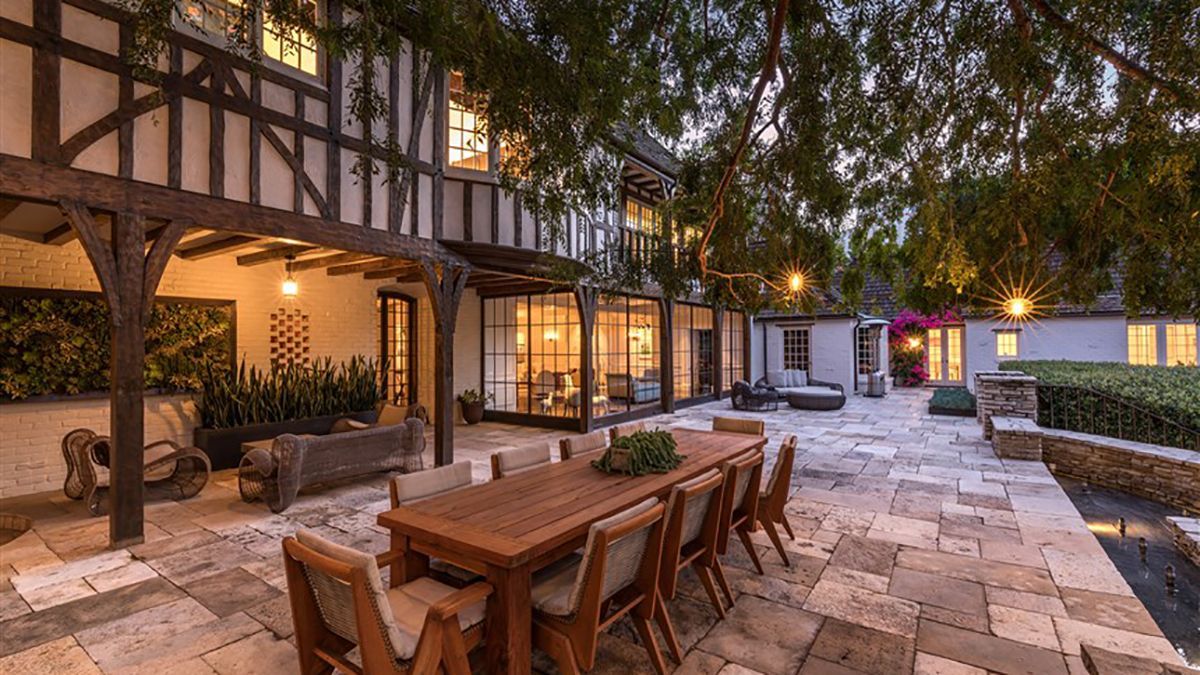 Будинок Бреда Пітта і Дженніфер Еністон знову виставили на продаж і знизили ціну Будинок Бреда Пітта і Дженніфер Еністон знову виставили на продаж і знизили ціну