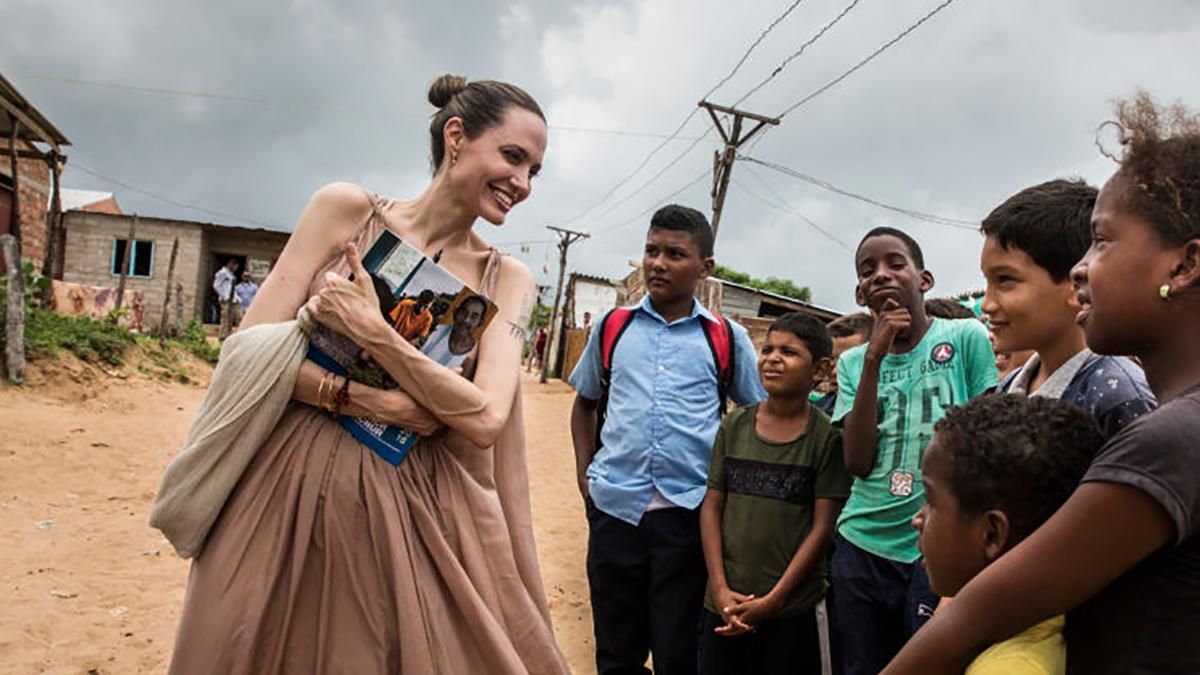 Анджелина Джоли побывала в лагере беженцев Венесуэлы: красноречивые фото