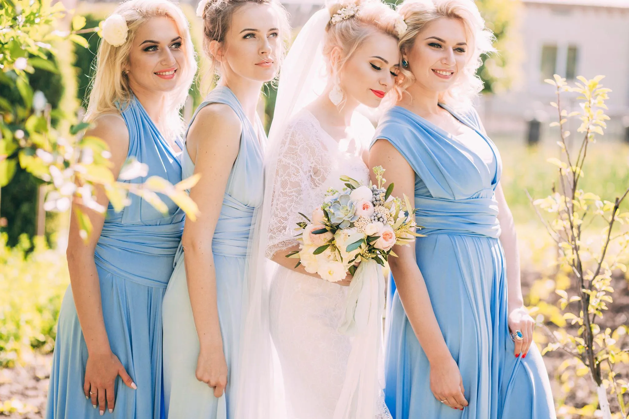 Ол оның трусисын көтеріп, оның кискасына тығылды Сұмдық үлкен әтештер әдемі шлюхаларды трахает