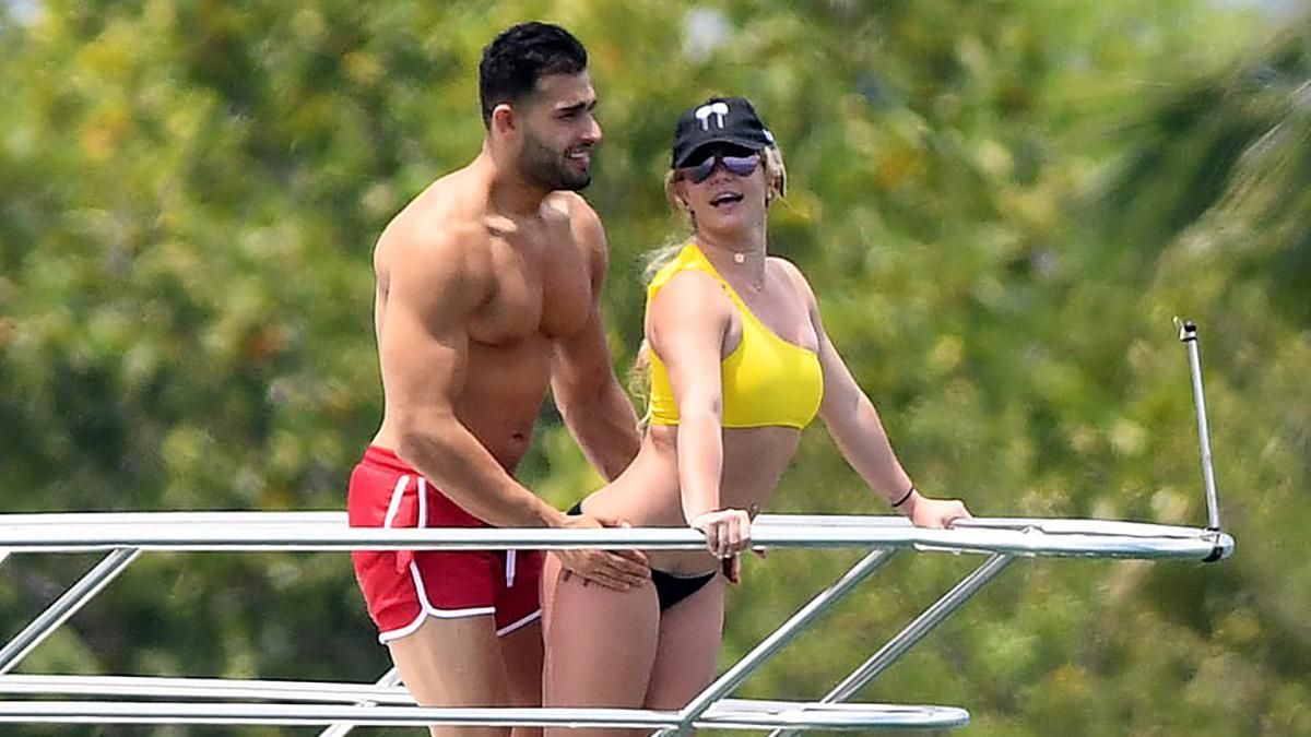 Брітні Спірс провела сонячний вікенд в Маямі: романтичні фото Брітні Спірс провела сонячний вікенд в Маямі: романтичні фото