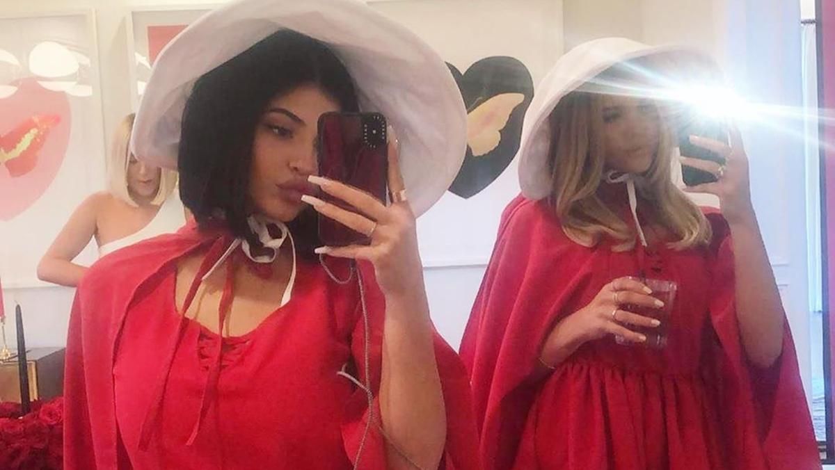 Кайли Дженнер устроила вечеринку в стиле сериала "Рассказ служанки": почему возмутились фанаты Кайли Дженнер устроила вечеринку в стиле сериала "Рассказ служанки": почему возмутились фанаты