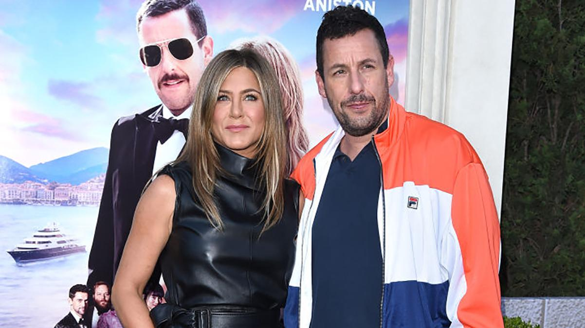 Дженнифер Энистон примерила кожаное мини-платье для кинопремьеры: фото